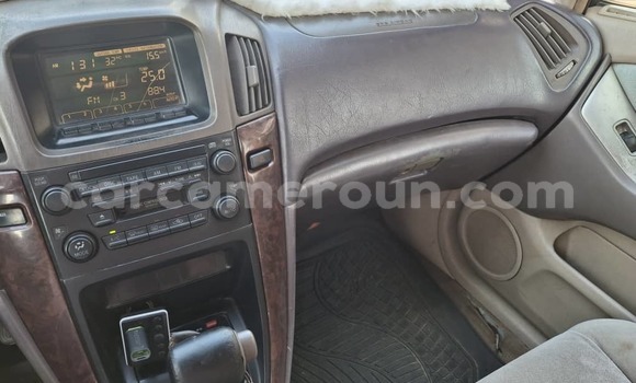 Sayi Na hannu Toyota Harrier Black Mota in Douala a Ƙasar Kamaru Sayi Na hannu Toyota Harrier Black Mota in Douala a Ƙasar Kamaru