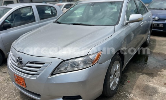 Sayi Na hannu Toyota Camry Blue Mota in Douala a Ƙasar Kamaru