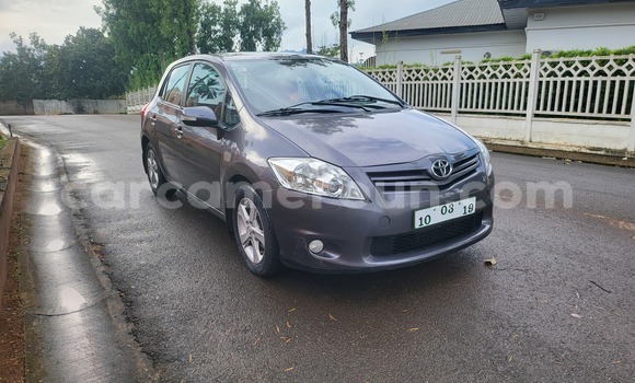 Sayi Sabo Toyota Auris Azurfa Mota in Yaounde a Babban Kamaru