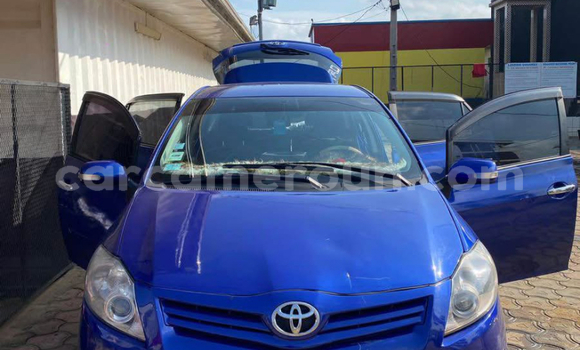 Sayi Na hannu Toyota Auris Blue Mota in Douala a Ƙasar Kamaru