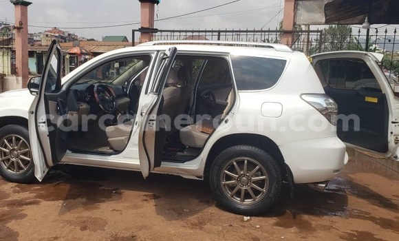 Acheter Occasion Voiture Toyota Vanguard Blanc à Yaoundé, Central Cameroon Acheter Occasion Voiture Toyota Vanguard Blanc à Yaoundé, Central Cameroon