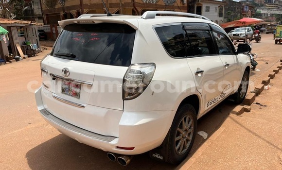 Sayi Na hannu Toyota Vanguard White Mota in Yaounde a Babban Kamaru Sayi Na hannu Toyota Vanguard White Mota in Yaounde a Babban Kamaru