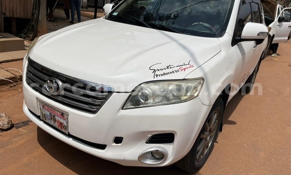 Sayi Na hannu Toyota Vanguard White Mota in Yaounde a Babban Kamaru Sayi Na hannu Toyota Vanguard White Mota in Yaounde a Babban Kamaru