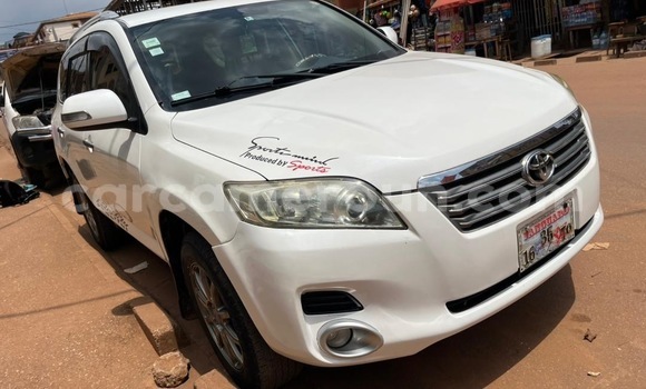 Sayi Na hannu Toyota Vanguard White Mota in Yaounde a Babban Kamaru Sayi Na hannu Toyota Vanguard White Mota in Yaounde a Babban Kamaru