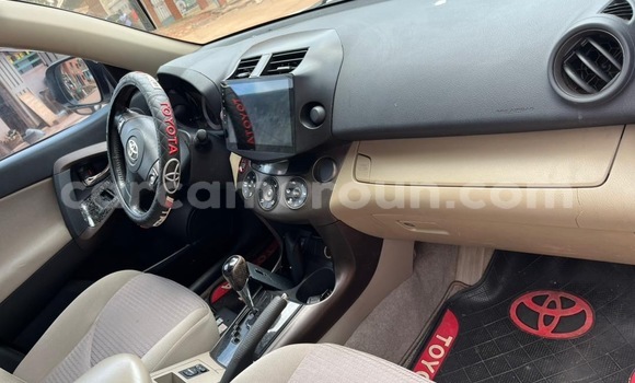 Sayi Na hannu Toyota Vanguard White Mota in Yaounde a Babban Kamaru Sayi Na hannu Toyota Vanguard White Mota in Yaounde a Babban Kamaru