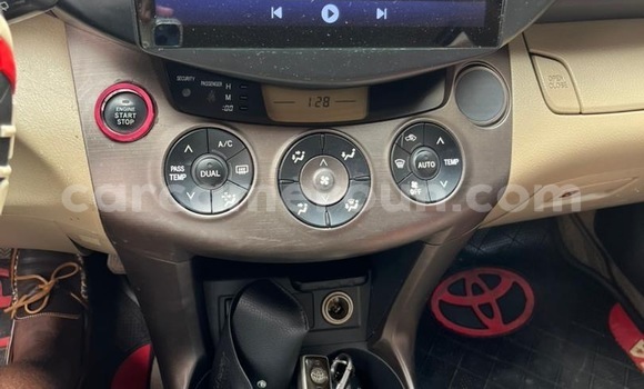 Sayi Na hannu Toyota Vanguard White Mota in Yaounde a Babban Kamaru Sayi Na hannu Toyota Vanguard White Mota in Yaounde a Babban Kamaru