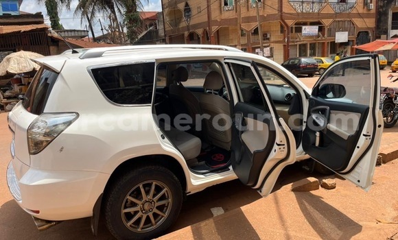 Sayi Na hannu Toyota Vanguard White Mota in Yaounde a Babban Kamaru Sayi Na hannu Toyota Vanguard White Mota in Yaounde a Babban Kamaru