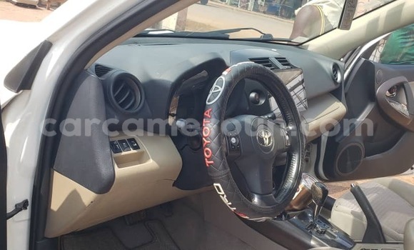 Sayi Na hannu Toyota Vanguard White Mota in Yaounde a Babban Kamaru Sayi Na hannu Toyota Vanguard White Mota in Yaounde a Babban Kamaru