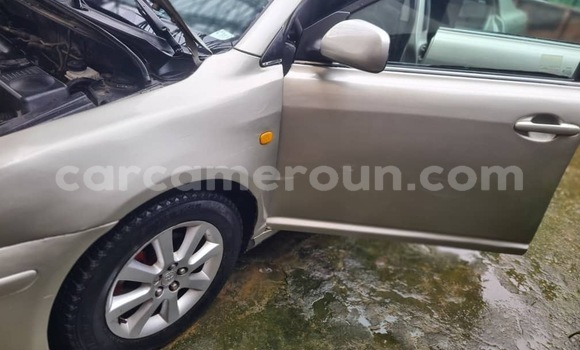 Sayi Na hannu Toyota Avensis Azurfa Mota in Douala a Ƙasar Kamaru