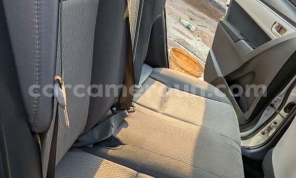 Sayi Na hannu Toyota Corolla Black Mota in Yaounde a Babban Kamaru Sayi Na hannu Toyota Corolla Black Mota in Yaounde a Babban Kamaru