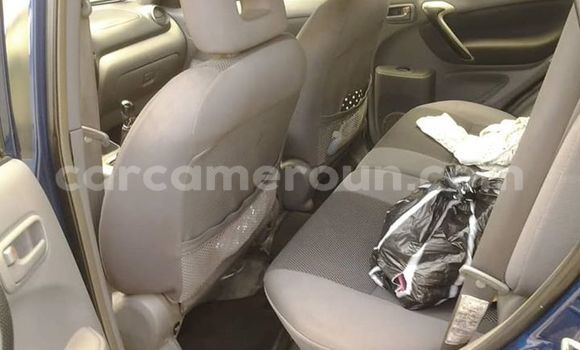Sayi Na hannu Toyota RAV4 Blue Mota in Douala a Ƙasar Kamaru Sayi Na hannu Toyota RAV4 Blue Mota in Douala a Ƙasar Kamaru