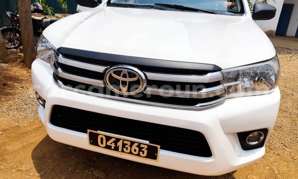 Sayi Sabo Toyota Pickup White Mota in Yaounde a Babban Kamaru