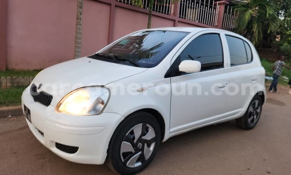 Sayi Na hannu Toyota Yaris White Mota in Yaounde a Babban Kamaru