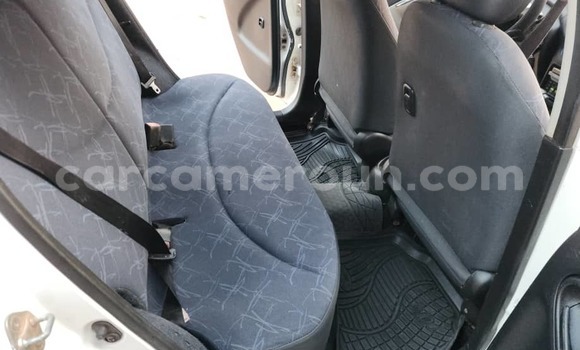 Sayi Na hannu Toyota Yaris White Mota in Yaounde a Babban Kamaru Sayi Na hannu Toyota Yaris White Mota in Yaounde a Babban Kamaru