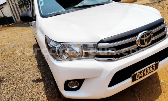 Sayi Na hannu Toyota Hilux White Mota in Yaounde a Babban Kamaru