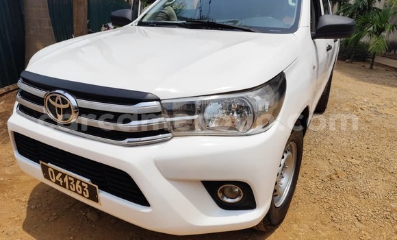Sayi Na hannu Toyota Hilux White Mota in Yaounde a Babban Kamaru Sayi Na hannu Toyota Hilux White Mota in Yaounde a Babban Kamaru
