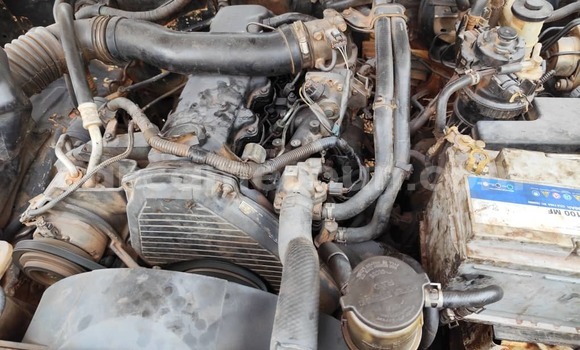 Sayi Na hannu Toyota Hilux White Mota in Yaounde a Babban Kamaru Sayi Na hannu Toyota Hilux White Mota in Yaounde a Babban Kamaru