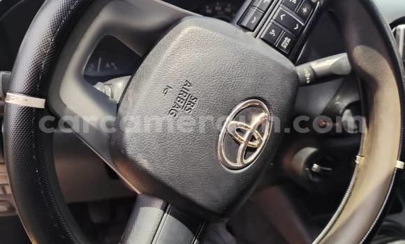 Sayi Na hannu Toyota Hilux White Mota in Yaounde a Babban Kamaru Sayi Na hannu Toyota Hilux White Mota in Yaounde a Babban Kamaru
