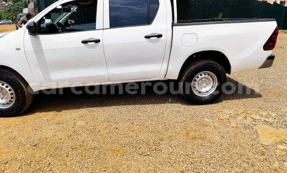 Sayi Na hannu Toyota Hilux White Mota in Yaounde a Babban Kamaru Sayi Na hannu Toyota Hilux White Mota in Yaounde a Babban Kamaru