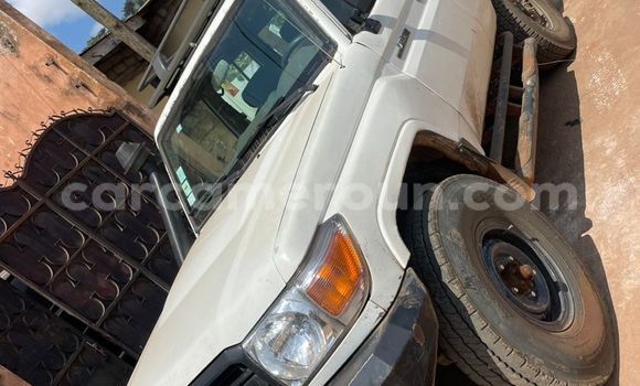 Sayi Na hannu Toyota Land Cruiser White Mota in Yaounde a Babban Kamaru Sayi Na hannu Toyota Land Cruiser White Mota in Yaounde a Babban Kamaru