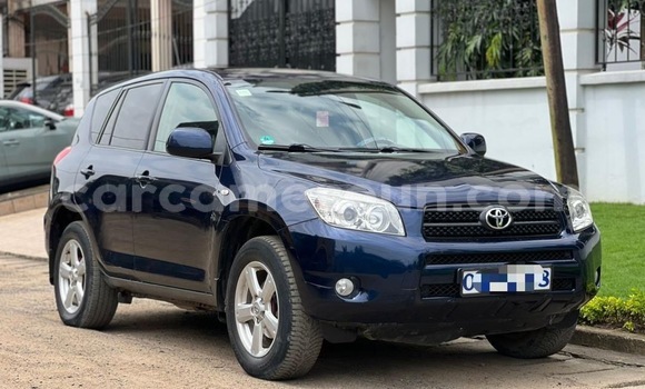 Sayi Na hannu Toyota RAV4 Blue Mota in Douala a Ƙasar Kamaru Sayi Na hannu Toyota RAV4 Blue Mota in Douala a Ƙasar Kamaru