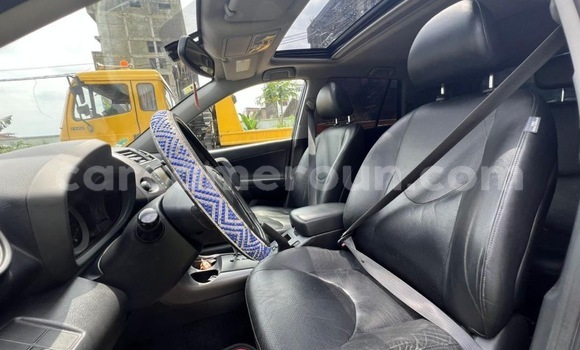 Sayi Imported Toyota RAV4 Blue Mota in Douala a Ƙasar Kamaru Sayi Imported Toyota RAV4 Blue Mota in Douala a Ƙasar Kamaru