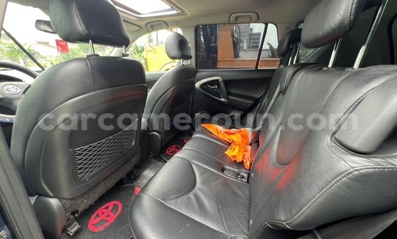 Sayi Imported Toyota RAV4 Blue Mota in Douala a Ƙasar Kamaru Sayi Imported Toyota RAV4 Blue Mota in Douala a Ƙasar Kamaru