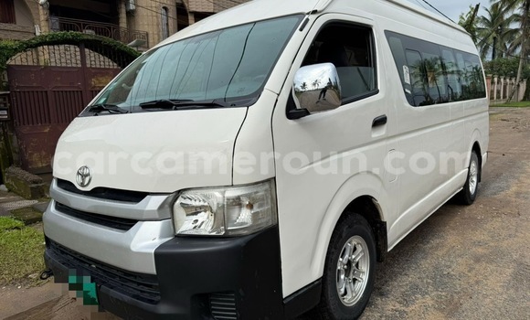Sayi Na hannu Toyota Hiace White Mota in Douala a Ƙasar Kamaru