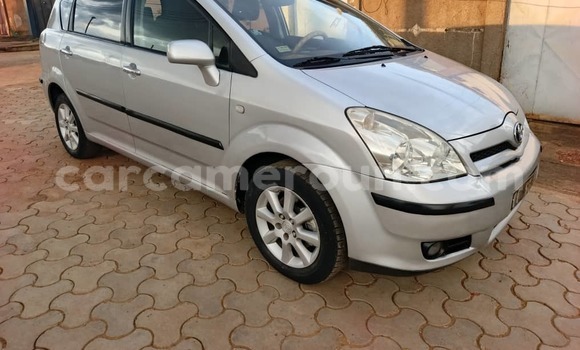 Sayi Na hannu Toyota Corolla Verso Azurfa Mota in Yaounde a Babban Kamaru Sayi Na hannu Toyota Corolla Verso Azurfa Mota in Yaounde a Babban Kamaru