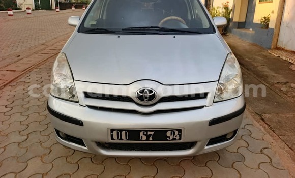 Sayi Na hannu Toyota Corolla Verso Azurfa Mota in Yaounde a Babban Kamaru Sayi Na hannu Toyota Corolla Verso Azurfa Mota in Yaounde a Babban Kamaru