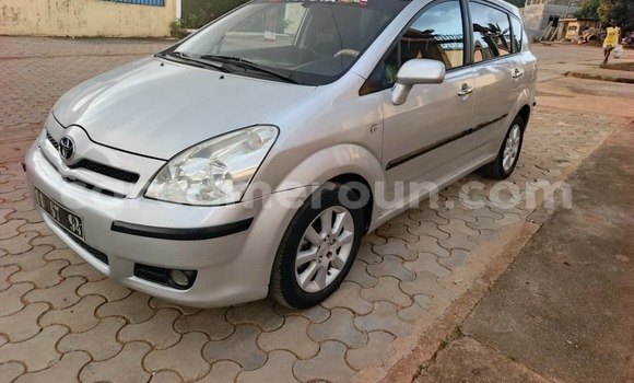 Sayi Na hannu Toyota Corolla Verso Azurfa Mota in Yaounde a Babban Kamaru Sayi Na hannu Toyota Corolla Verso Azurfa Mota in Yaounde a Babban Kamaru