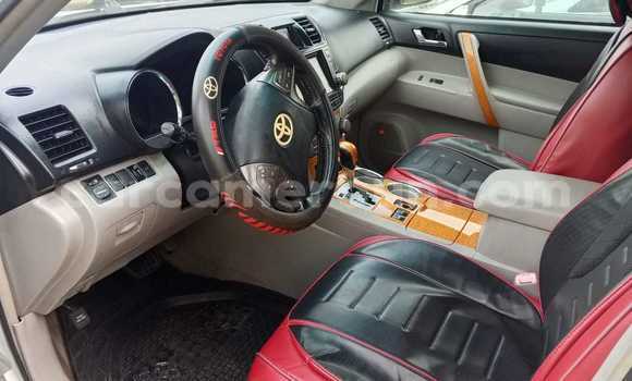 Sayi Na hannu Toyota Highlander White Mota in Douala a Ƙasar Kamaru Sayi Na hannu Toyota Highlander White Mota in Douala a Ƙasar Kamaru