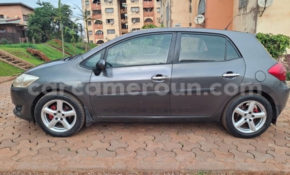 Sayi Na hannu Toyota Auris Azurfa Mota in Yaounde a Babban Kamaru Sayi Na hannu Toyota Auris Azurfa Mota in Yaounde a Babban Kamaru