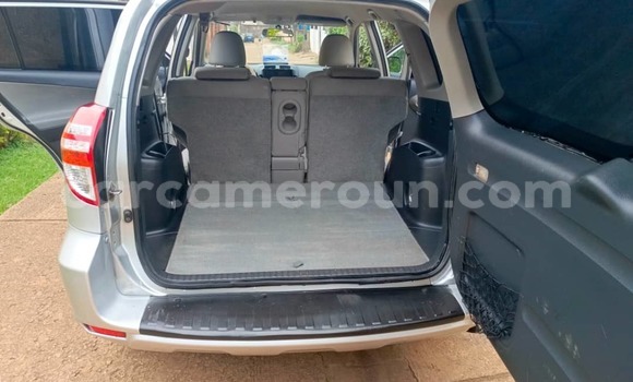Sayi Na hannu Toyota RAV4 Azurfa Mota in Yaounde a Babban Kamaru Sayi Na hannu Toyota RAV4 Azurfa Mota in Yaounde a Babban Kamaru