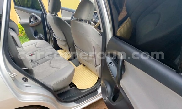 Sayi Na hannu Toyota RAV4 Azurfa Mota in Yaounde a Babban Kamaru Sayi Na hannu Toyota RAV4 Azurfa Mota in Yaounde a Babban Kamaru