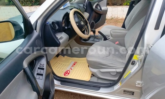 Sayi Na hannu Toyota RAV4 Azurfa Mota in Yaounde a Babban Kamaru Sayi Na hannu Toyota RAV4 Azurfa Mota in Yaounde a Babban Kamaru