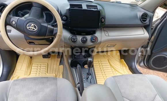 Sayi Na hannu Toyota RAV4 Azurfa Mota in Yaounde a Babban Kamaru Sayi Na hannu Toyota RAV4 Azurfa Mota in Yaounde a Babban Kamaru