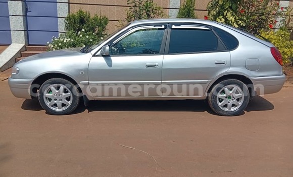 Sayi Na hannu Toyota Corolla Azurfa Mota in Yaounde a Babban Kamaru Sayi Na hannu Toyota Corolla Azurfa Mota in Yaounde a Babban Kamaru