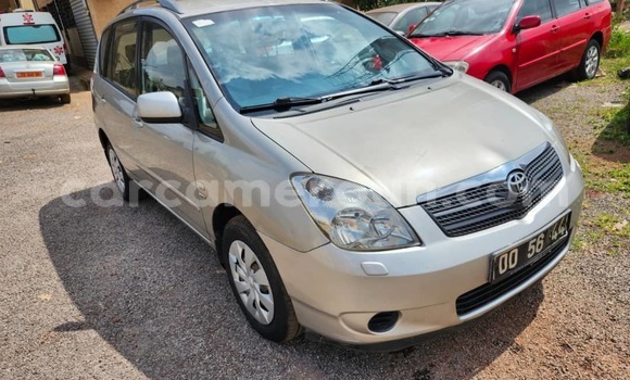 Sayi Na hannu Toyota Corolla Verso Azurfa Mota in Yaounde a Babban Kamaru Sayi Na hannu Toyota Corolla Verso Azurfa Mota in Yaounde a Babban Kamaru