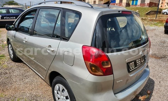 Sayi Na hannu Toyota Corolla Verso Azurfa Mota in Yaounde a Babban Kamaru Sayi Na hannu Toyota Corolla Verso Azurfa Mota in Yaounde a Babban Kamaru