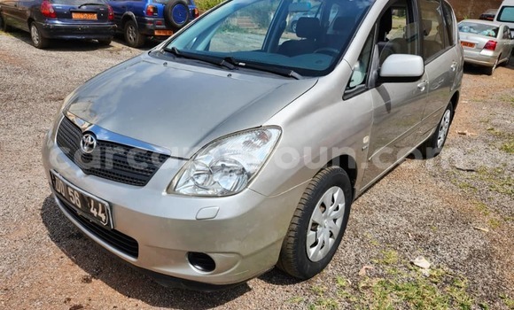 Sayi Na hannu Toyota Corolla Verso Azurfa Mota in Yaounde a Babban Kamaru Sayi Na hannu Toyota Corolla Verso Azurfa Mota in Yaounde a Babban Kamaru