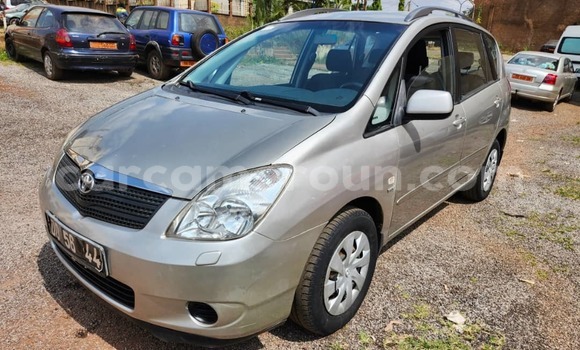 Sayi Na hannu Toyota Corolla Verso Azurfa Mota in Yaounde a Babban Kamaru Sayi Na hannu Toyota Corolla Verso Azurfa Mota in Yaounde a Babban Kamaru