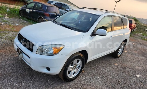 Sayi Na hannu Toyota RAV4 White Mota in Yaounde a Babban Kamaru Sayi Na hannu Toyota RAV4 White Mota in Yaounde a Babban Kamaru