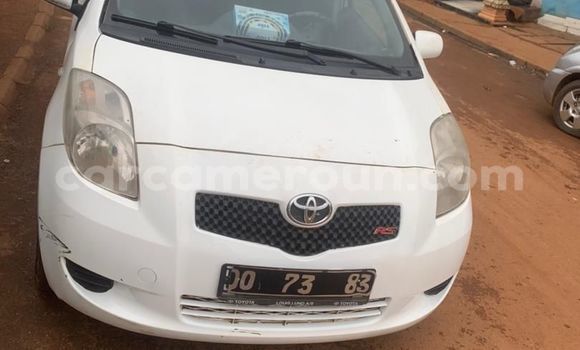 Sayi Na hannu Toyota Yaris White Mota in Yaounde a Babban Kamaru