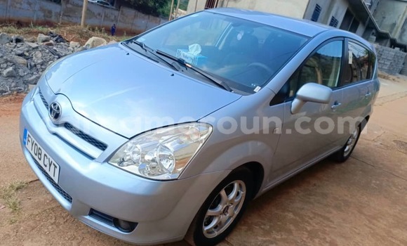 Buy Used Toyota Corolla Verso Silver Car in Yaounde in Central Cameroon