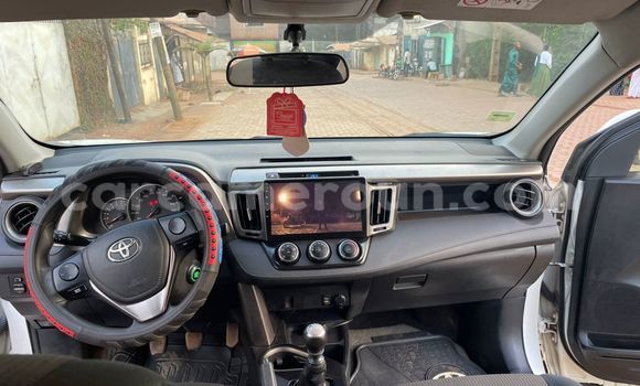 Sayi Na hannu Toyota RAV4 White Mota in Yaounde a Babban Kamaru Sayi Na hannu Toyota RAV4 White Mota in Yaounde a Babban Kamaru