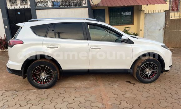 Sayi Na hannu Toyota RAV4 White Mota in Yaounde a Babban Kamaru Sayi Na hannu Toyota RAV4 White Mota in Yaounde a Babban Kamaru