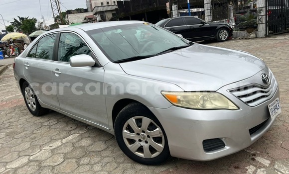 Sayi Imported Toyota Camry Azurfa Mota in Douala a Ƙasar Kamaru Sayi Imported Toyota Camry Azurfa Mota in Douala a Ƙasar Kamaru