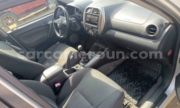 Sayi Na hannu Toyota RAV4 Azurfa Mota in Douala a Ƙasar Kamaru Sayi Na hannu Toyota RAV4 Azurfa Mota in Douala a Ƙasar Kamaru