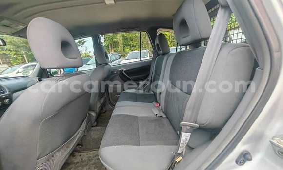 Sayi Na hannu Toyota RAV4 Azurfa Mota in Douala a Ƙasar Kamaru Sayi Na hannu Toyota RAV4 Azurfa Mota in Douala a Ƙasar Kamaru